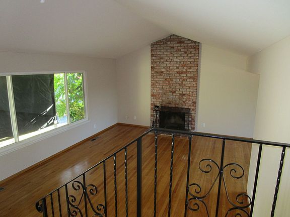 3rd image of 824 Hermiston Dr