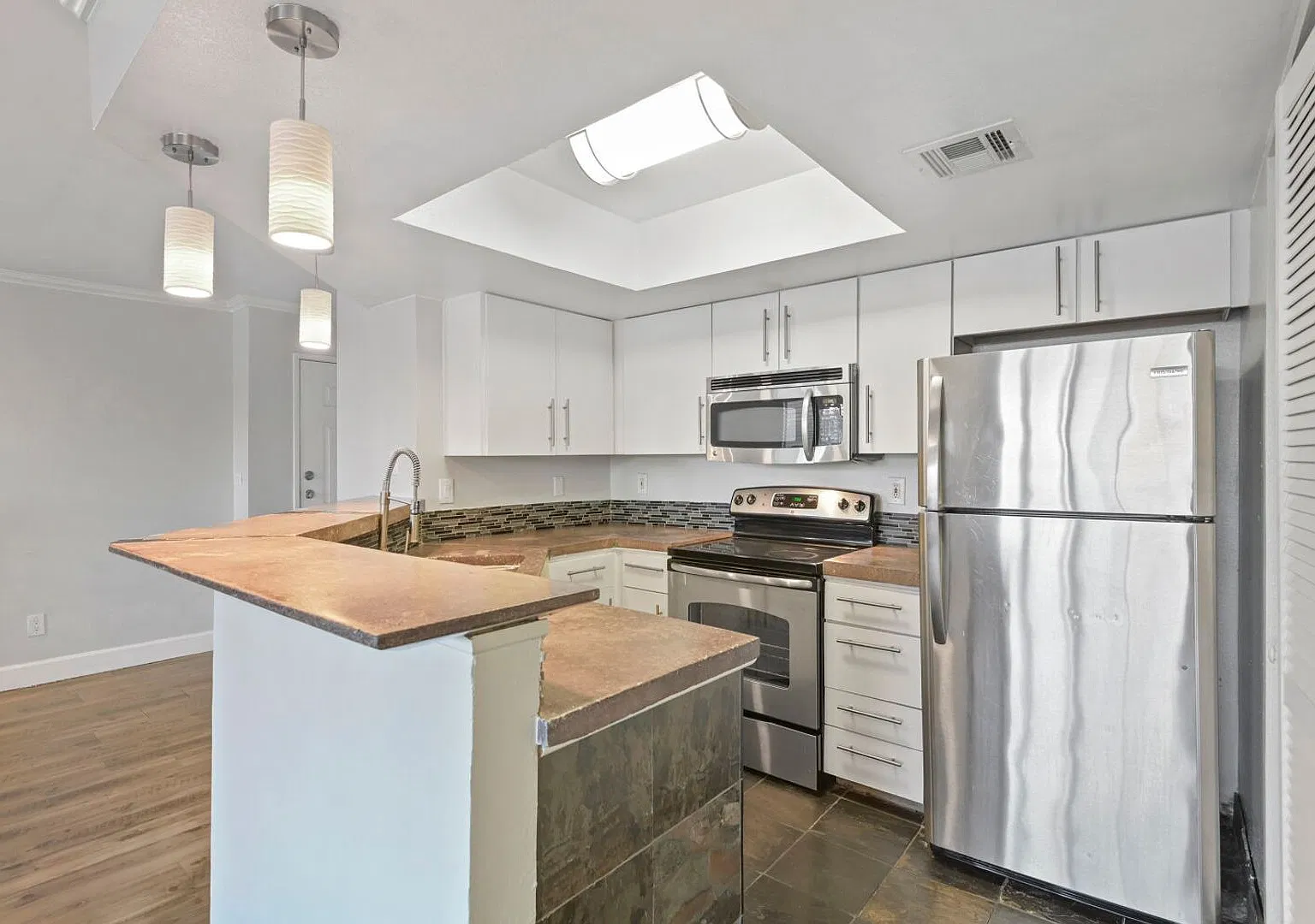 Gated 1-Bedroom Condo with Fireplace, Balcony & Community Amenities! — Photo 4