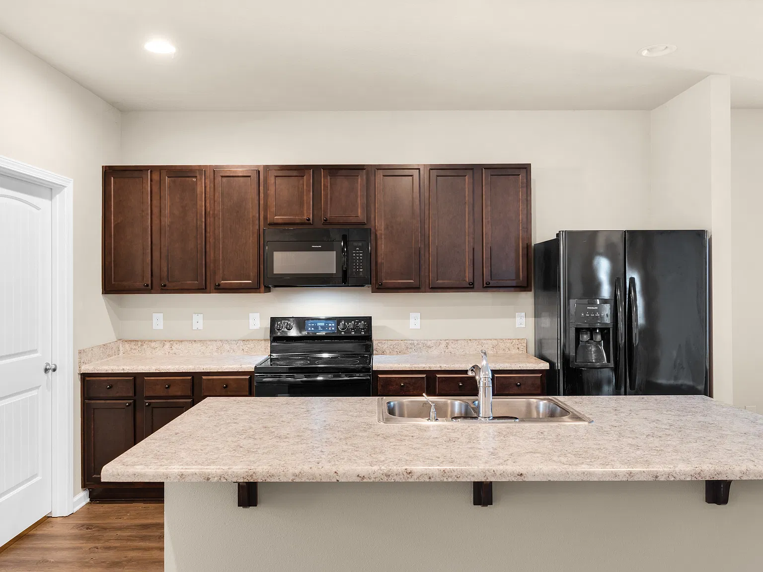 3 bed, 1796 sqft, $2,450 — Photo 4