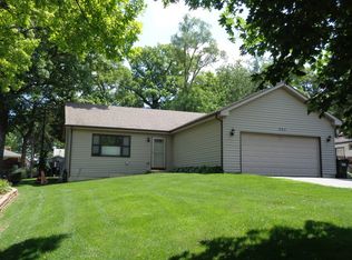 302 Chippewa Trl, Lake In The Hills, IL 60156