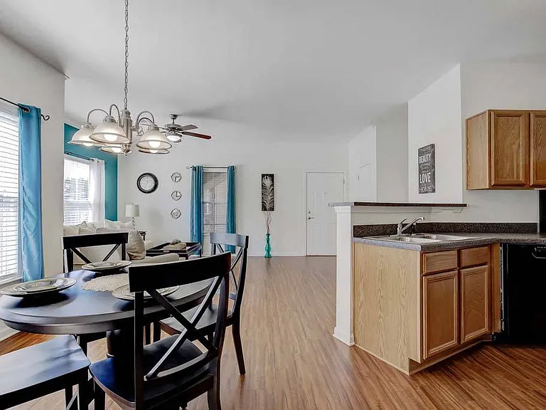 Ethan Pointe Apartments — Photo 9