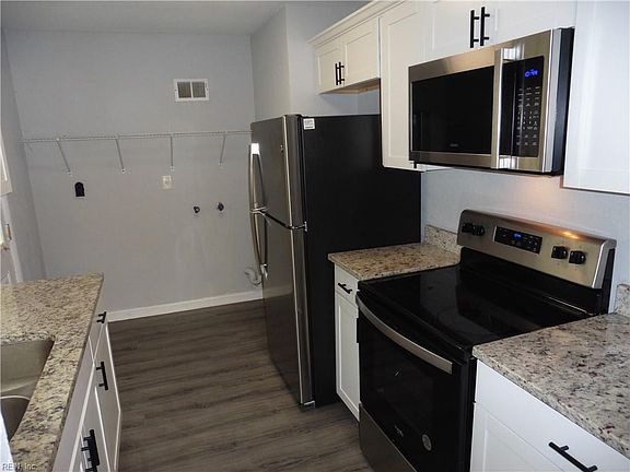 4th image of 701 Thomas Cir