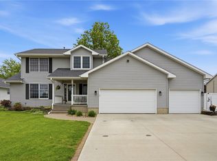 1415 Lyndhurst Dr, Hiawatha, IA 52233