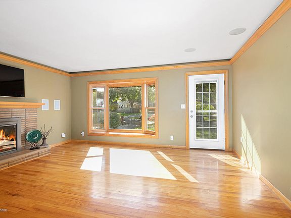 2nd image of 141 Pershing Dr NE
