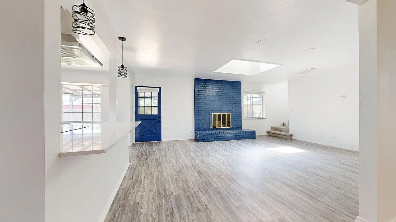 4 bed, 2555 sqft, $2,400 — Photo 2