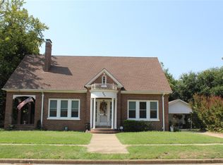 605 E 10th St, Cameron, TX 76520