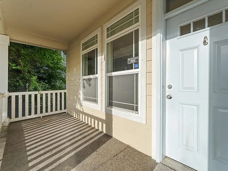 315 S 34th Pl — Photo 4