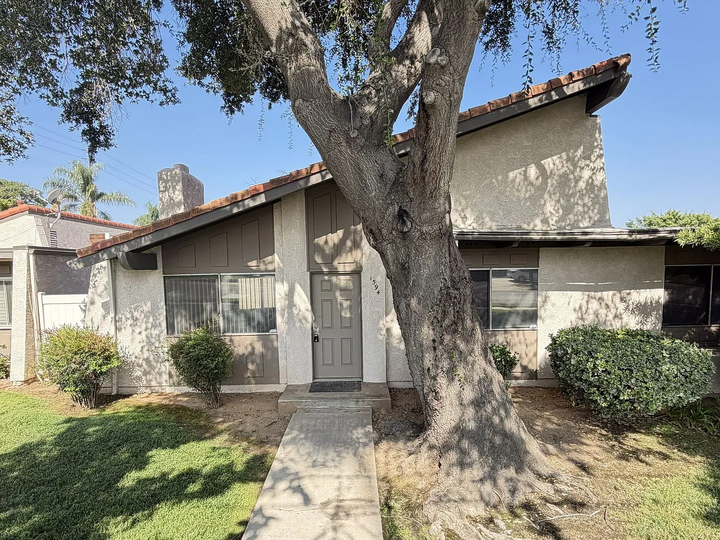 Redlands Townhouse In Great Complex 2+ 1.5 Available Now — Photo 1