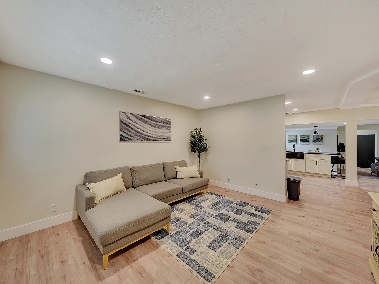 4 bed, 1876 sqft, $3,800 — Photo 2