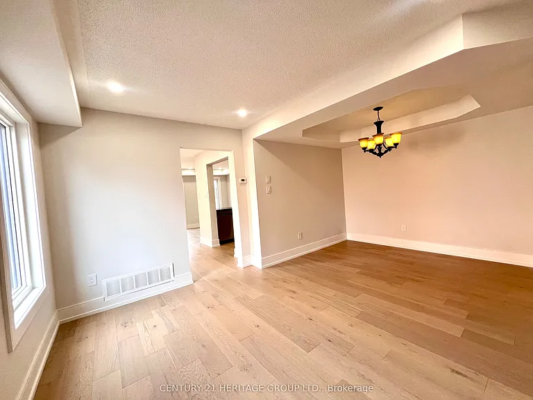 100 Woodroof Cres — Photo 3