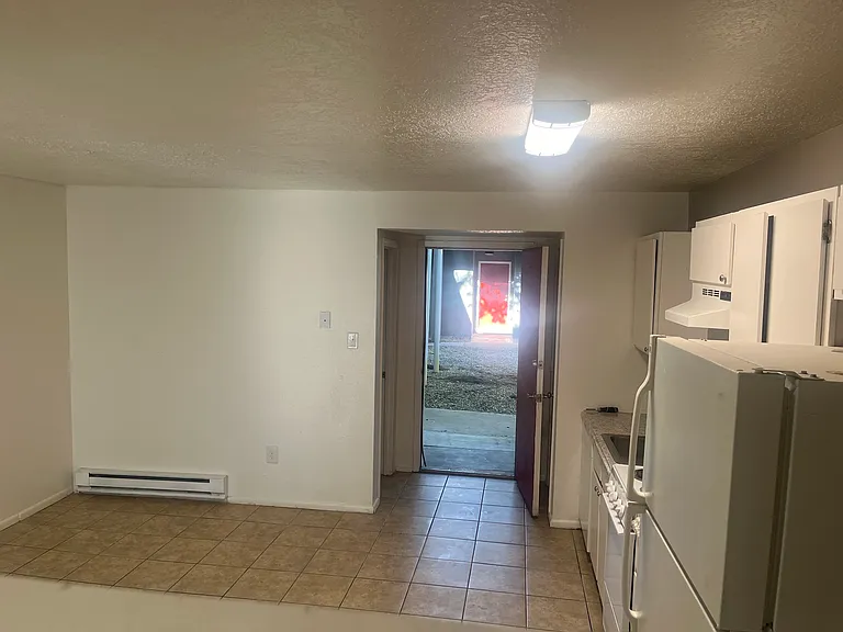 Modern 450 SF Updated Apts w/ Balconies in Ridgecrest — Photo 12