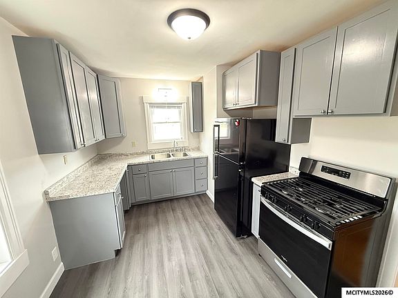 2nd image of 677 14th St SE