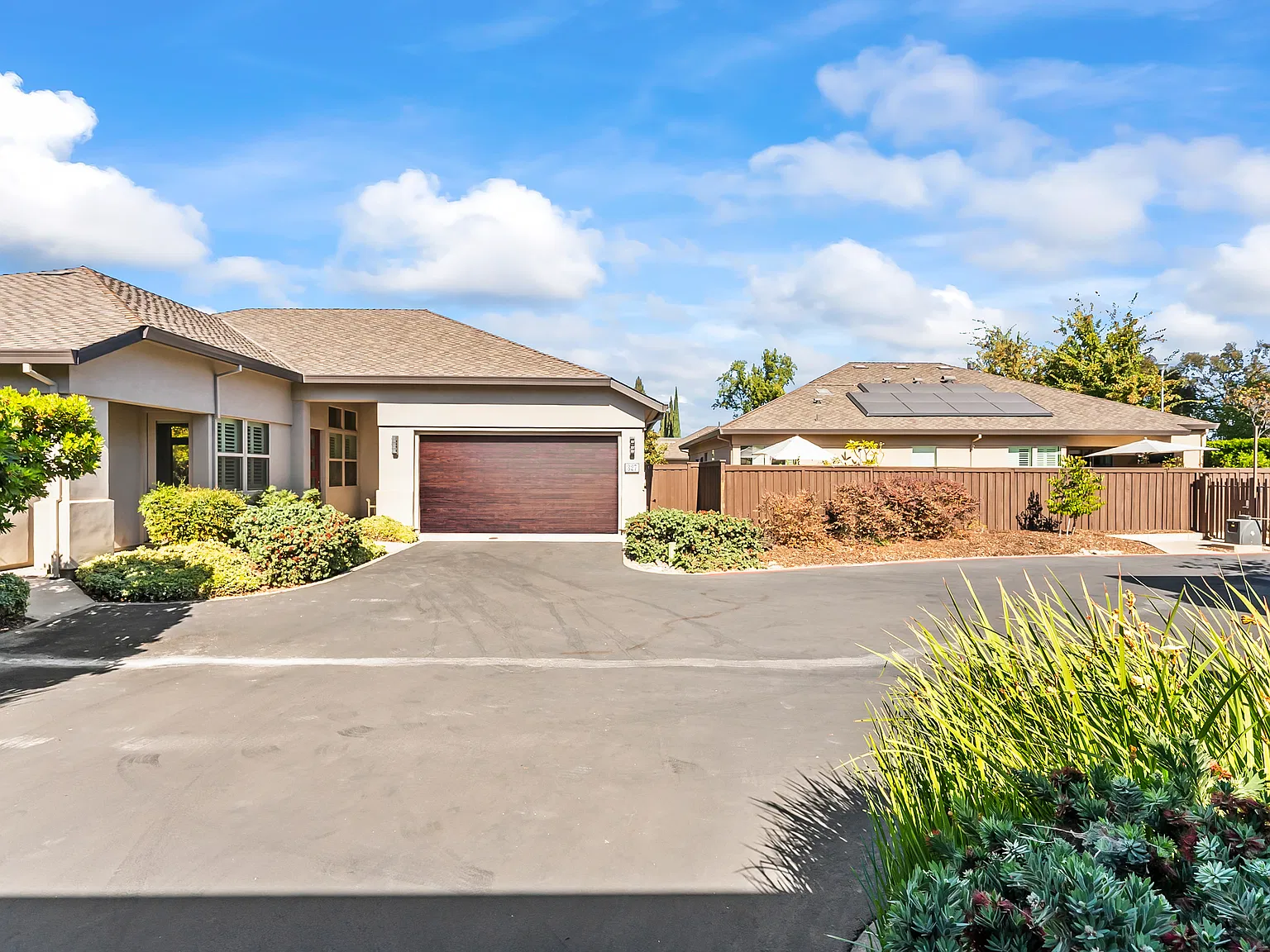 3 bed, 2.5 bath, 2046 sqft, $4,300 — Photo 1