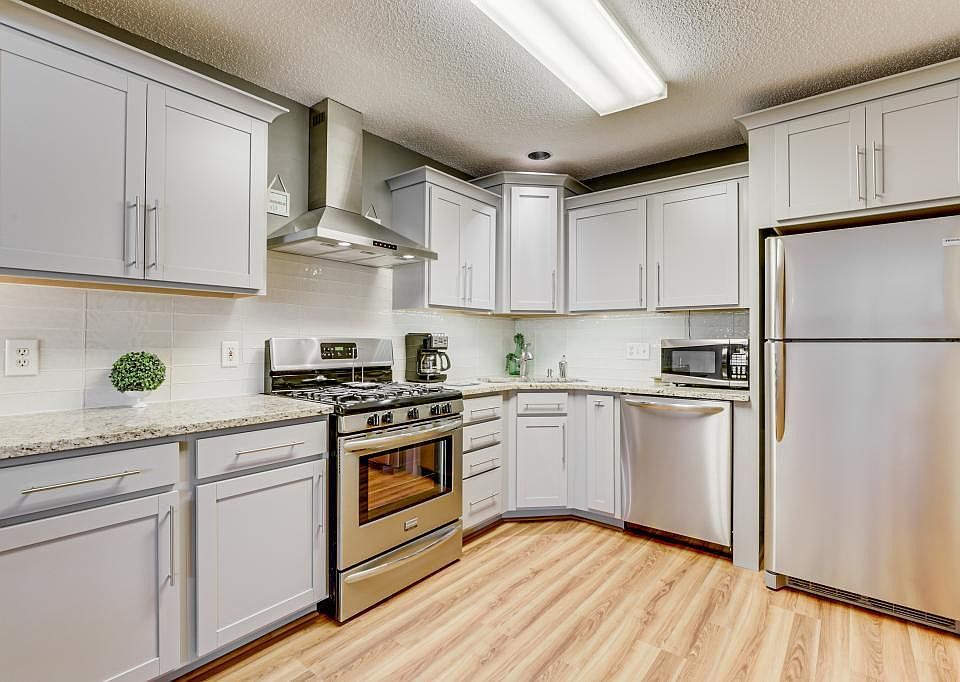 1st image of 46 Thompson Ave W