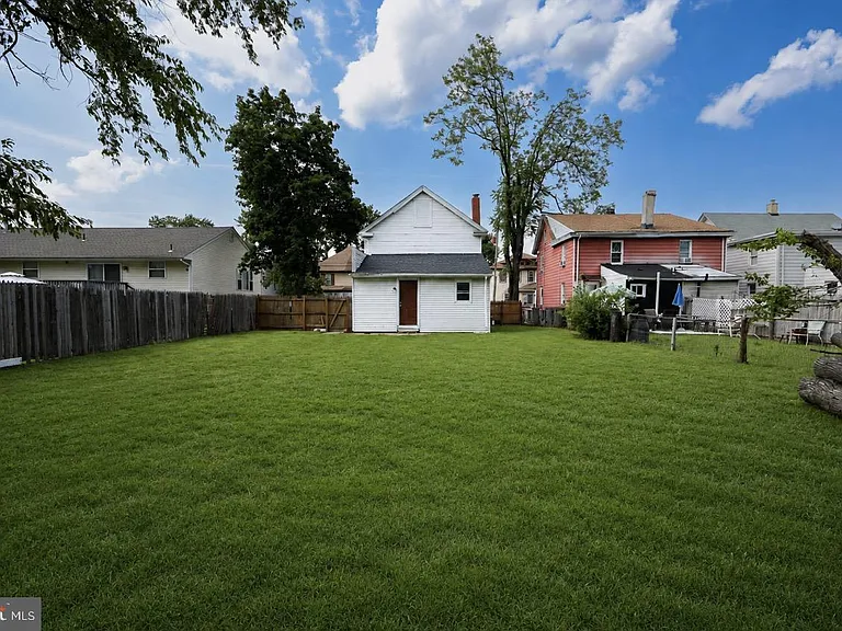 210 W Buck St — Photo 5