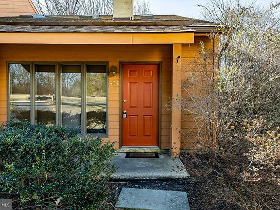 2nd image of 404 Banyon Ln