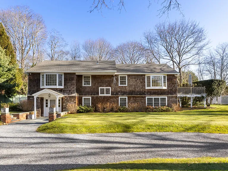 16 Tuckahoe Ln — Photo 2