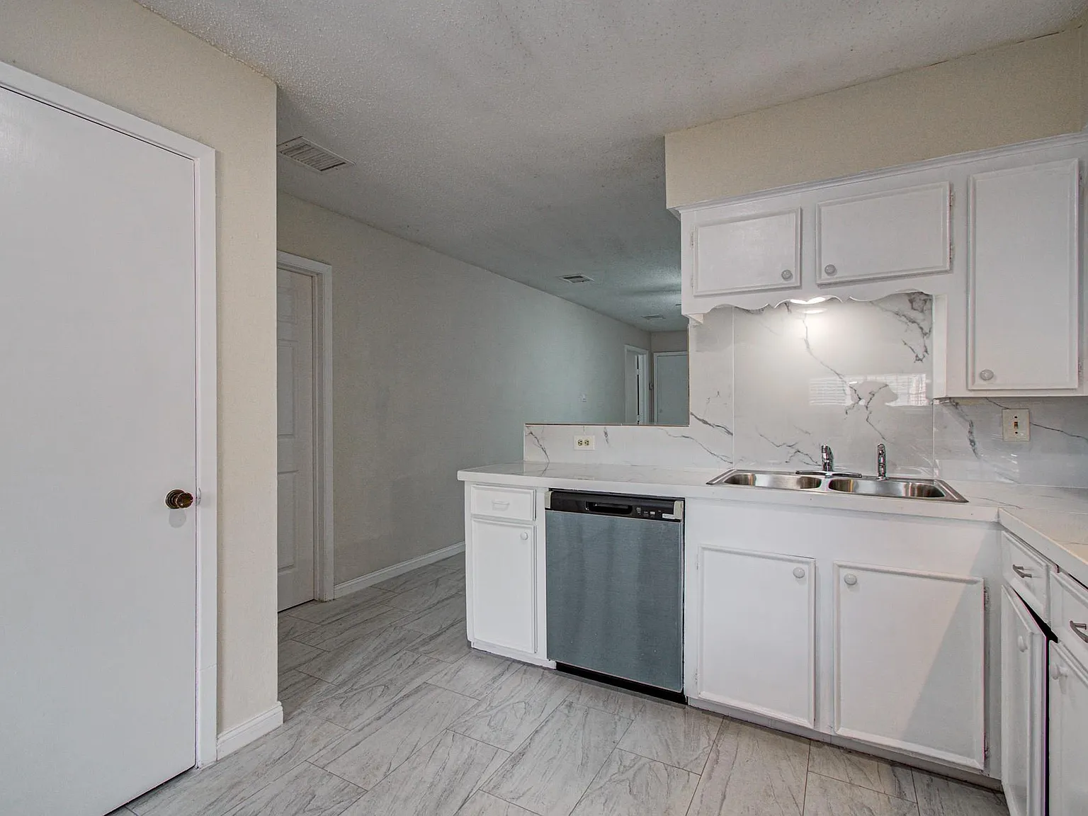 3 bed, 2.0 bath, 1450 sqft, $1,600 — Photo 3