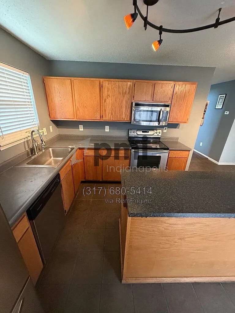 3 bed, 2.5 bath, 2208 sqft, $1,900 — Photo 3