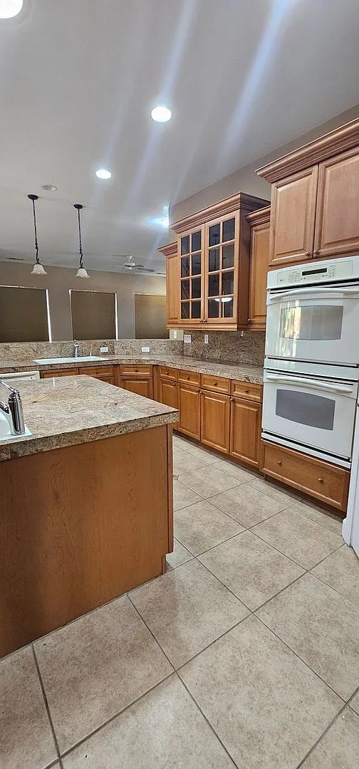 5 Bed 4 Bath 3 Car Garage Southwest Vistas For Rent — Photo 3