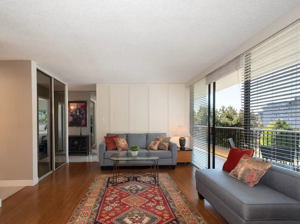 650 16th St #204, West Vancouver, BC V7V 3R9