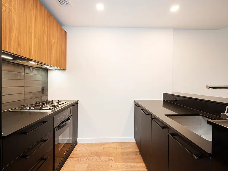 411 35th St #2R — Photo 9