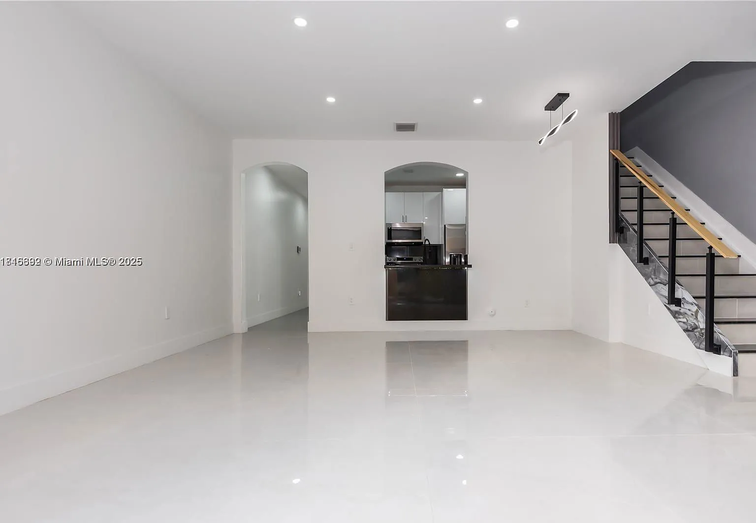 3 bed, 3.0 bath, 1428 sqft, $2,700 — Photo 4