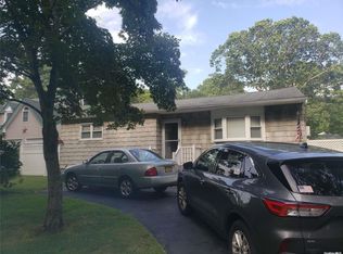 90 River Rd, Shirley, NY 11967