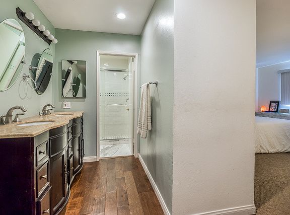4th image of 12801 Moorpark St Unit 102