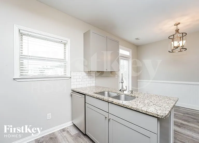 1035 Sutherland Dr — Photo 5