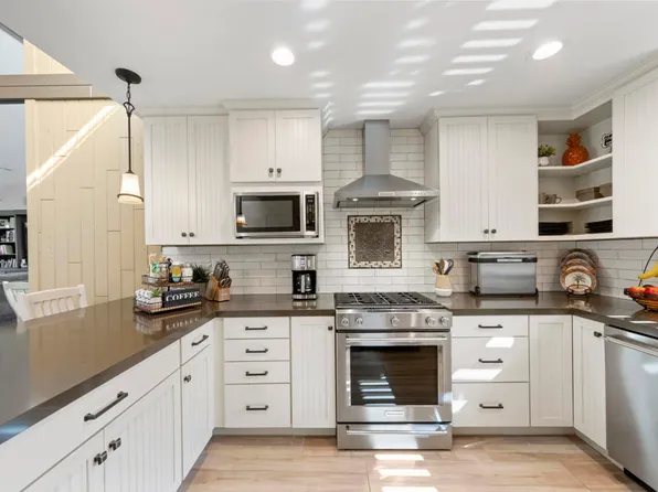 111 Juan Cir, Palm Desert, CA 92260