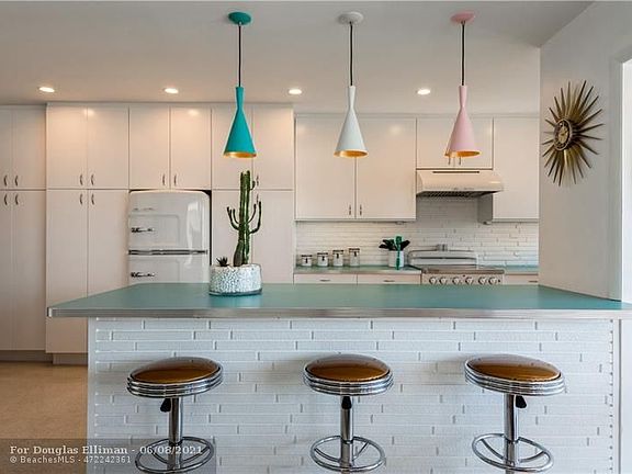 5th image of 3025 Harbor Dr APT 11