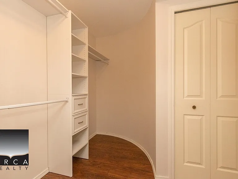 1864 Walnut Cres — Photo 9