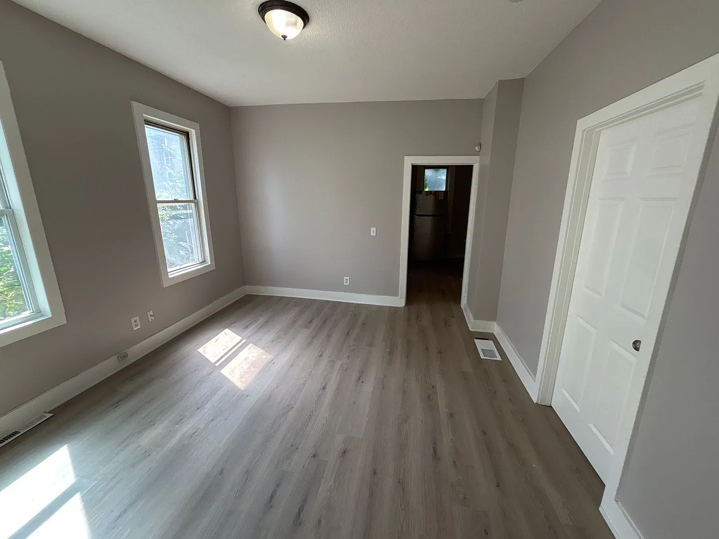 Beautiful 4 Bedroom 2 Bathroom House in North Minneapolis — Photo 3