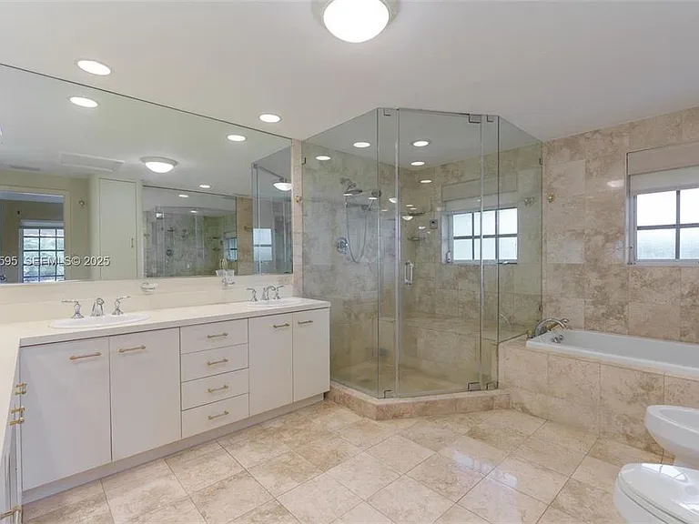 2130 NE 15th St — Photo 12