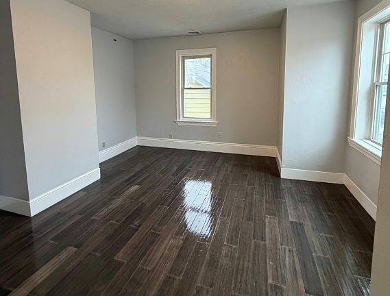 3rd image of 186 John St #2S