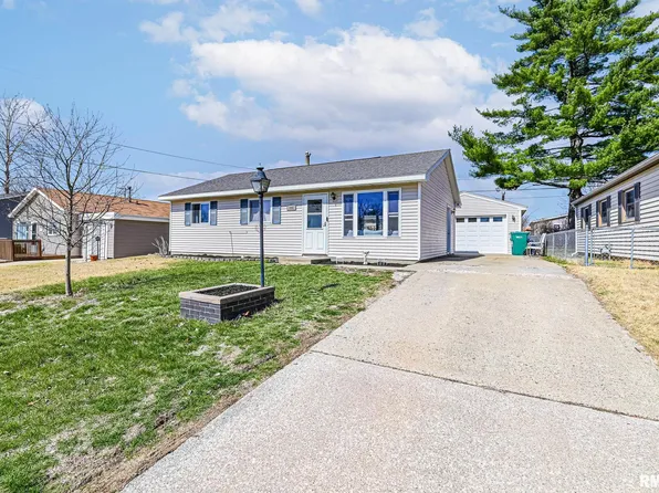 408 Rosewood Dr, Washington, IL 61571