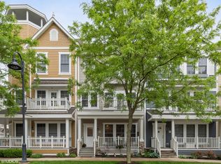 10 Lakeview Pl, Lake Zurich, IL 60047