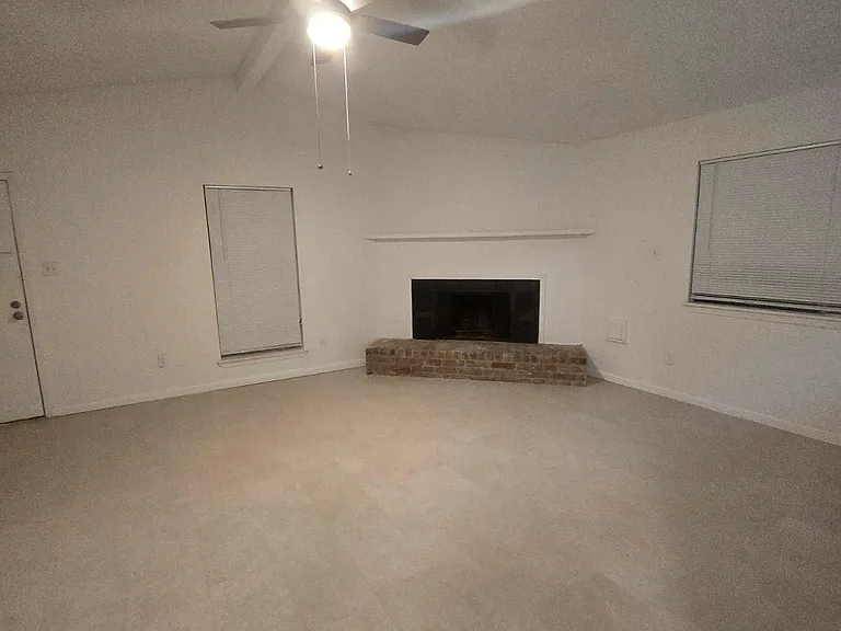 506 Corvette Ln — Photo 2