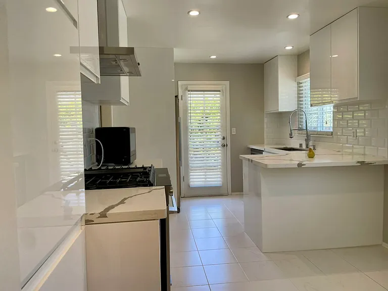 Kitchen & Dining Area
