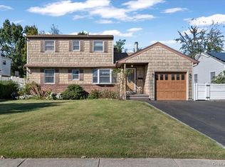3 Surrey Ln, Bethpage, NY 11714