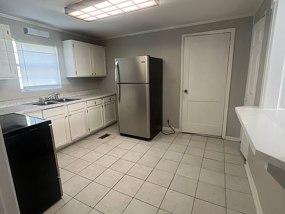 5th image of 405 Red Oak Dr #A