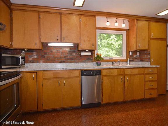 4th image of 59 Carlton Ave