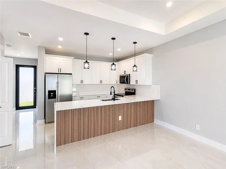 123 Jenna Ave S — Photo 3