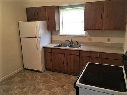 2nd image of 916 Susan Ln
