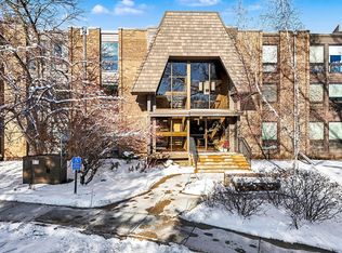 6085 Lincoln Dr APT 122, Edina, MN 55436