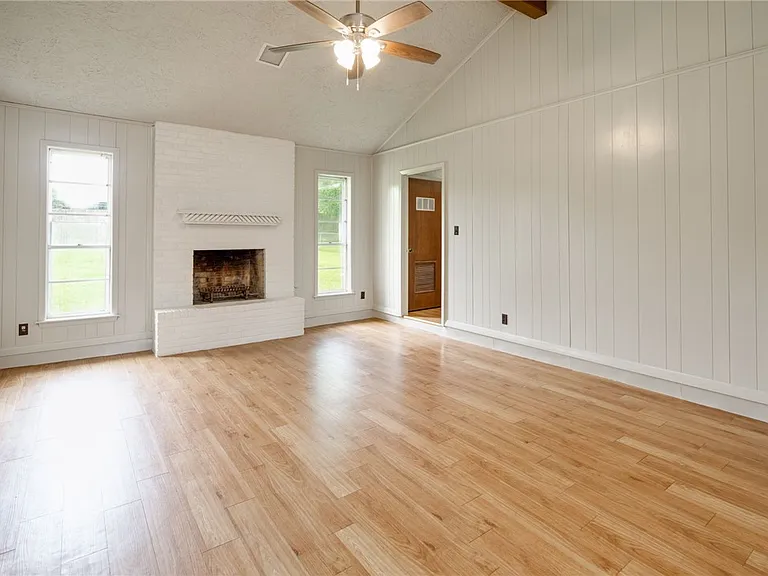 904 Holleman Dr — Photo 9
