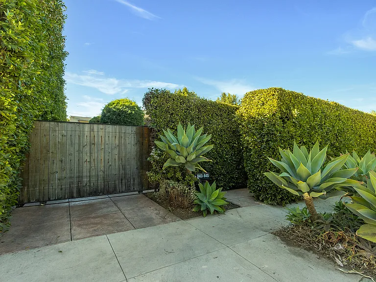 N Ogden Dr — Photo 2