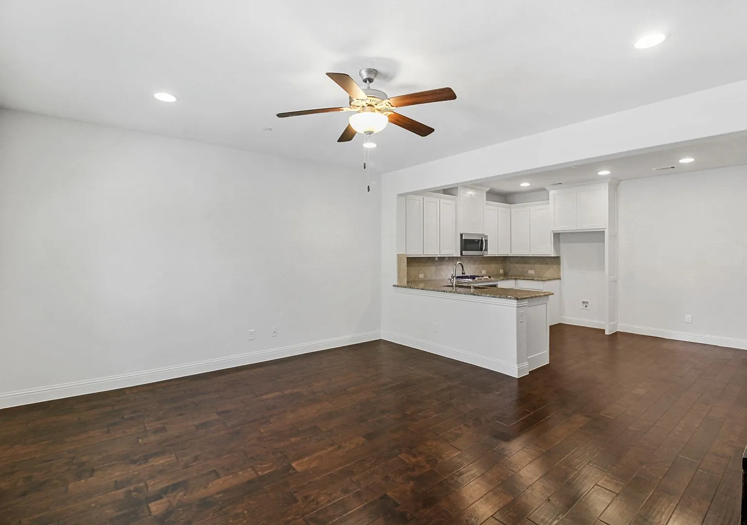 Stunning 3 bedroom 2.5 bath townhome in McKinney! — Photo 2