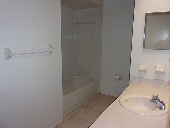 5th image of 3209 Carriage Dr